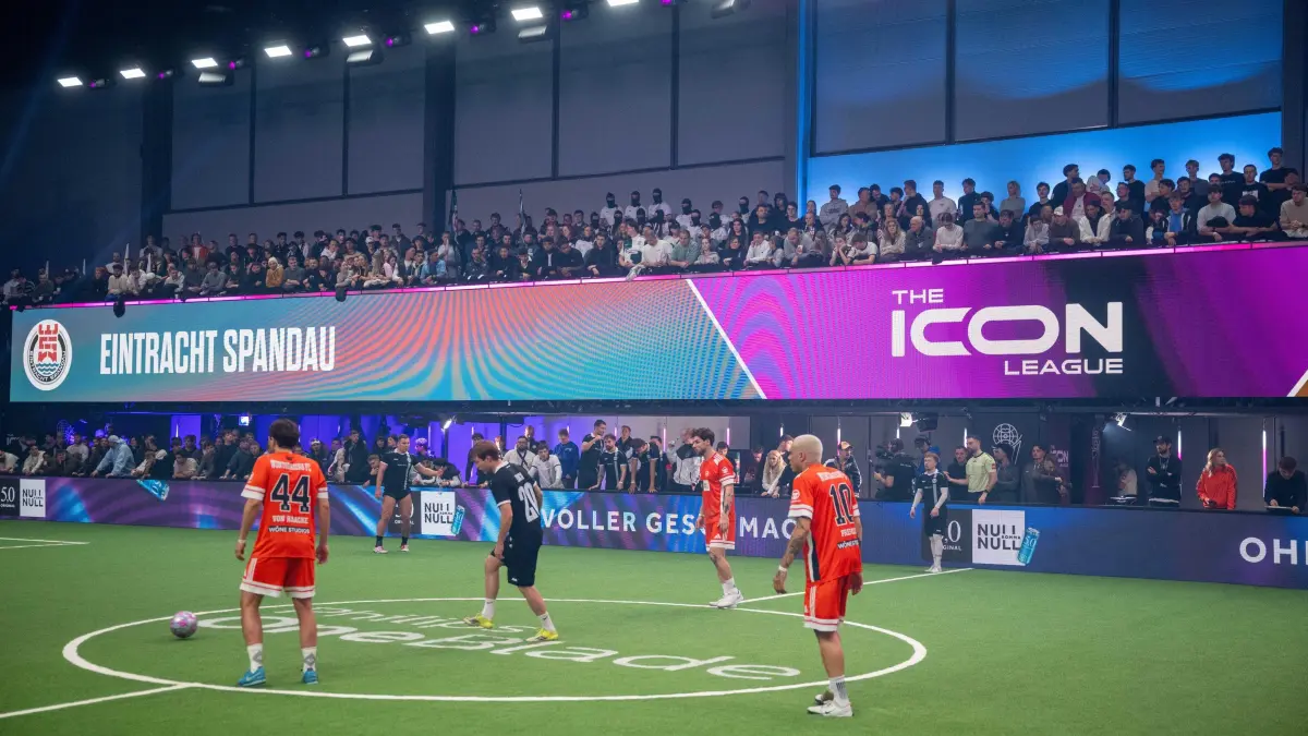 4. Saison der Icon League im Frühjahr 2026 in Berlin, 1. Spieltag, : Fußball, Herren, Frühjahr 2026, Indoor, 4. Saison der Icon League in der Messe Berlin, 1. Spieltag, v. l. Eintracht Spandau (schwarz) - Wontorriors FC 7:8, 16.03. 2026, Foto: Matthias Koch