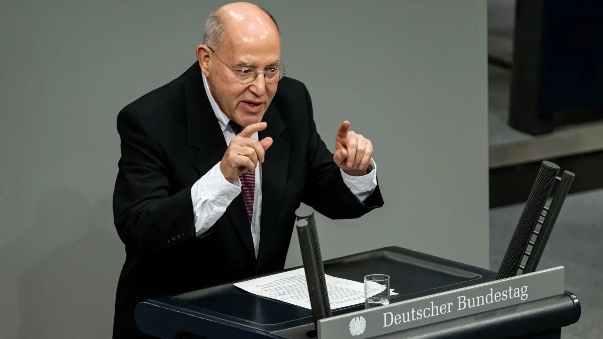 Bundestag: ARCHIV - 18.12.2025, Berlin: Gregor Gysi (Die Linke), Mitglied des Deutschen Bundestages, spricht bei der 50. Plenarsitzung der 21. Legislaturperiode im Deutschen Bundestag die Debatte zum 35. Jahrestag der Konstituierung des ersten gesamtdeutschen Bundestages. Thema sind unter anderem das Bundespolizeigesetz, eine Abstimmung zur Neuauszählung der Bundestagswahl und eine Aktuelle Stunde zu den Ergebnissen des Berliner Ukraine-Gipfels. (zu dpa: «Gysi erntet scharfe Kritik von migrantischen Linken») Foto: Fabian Sommer/dpa +++ dpa-Bildfunk +++