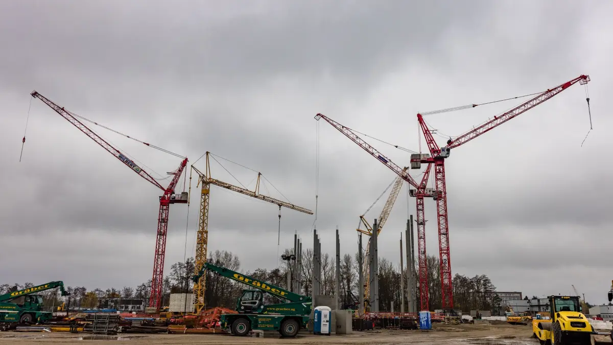 Spatenstich Schwarz Digits Rechenzentrum: ARCHIV - 17.11.2025, Brandenburg, Lübbenau: Kräne stehen auf einer Baustelle für das neue Schwarz Digits Rechenzentrum. Auf dem Gelände des ehemaligen Kraftwerks Lübbenau soll eines der größten und nachhaltigsten Rechenzentren in Deutschland entstehen. Die Bundesregierung plant, die Rechenzentrumskapazitäten in Deutschland massiv auszubauen. (zu dpa: «Aufholjagd: Regierung will KI-Kapazitäten vervierfachen») Foto: Frank Hammerschmidt/dpa +++ dpa-Bildfunk +++