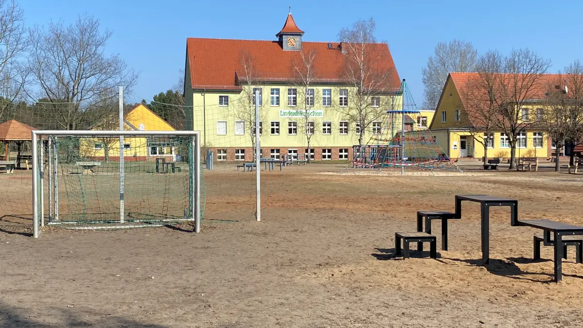 Viel Platz, Sand und Metall: der Schulhof mit der Grundschule Lindenbäumchen und der rechts daneben liegenden Kindertagesstätte mit Hort