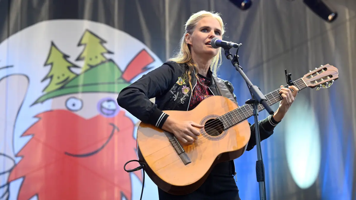 Musikerin Dota singt auf der Bühne. Seit vielen Jahren setzen die Veranstalter des Festivals "Jamel rockt den Förster" ein Zeichen gegen Rechts. Die auftretetenden Bands und Musiker werden erst im Laufe des Festivals bekannt gegeben. (zu dpa: «Kraftklub lässt Jamel beben - «War uns ein Anliegen»») +++ dpa-Bildfunk +++