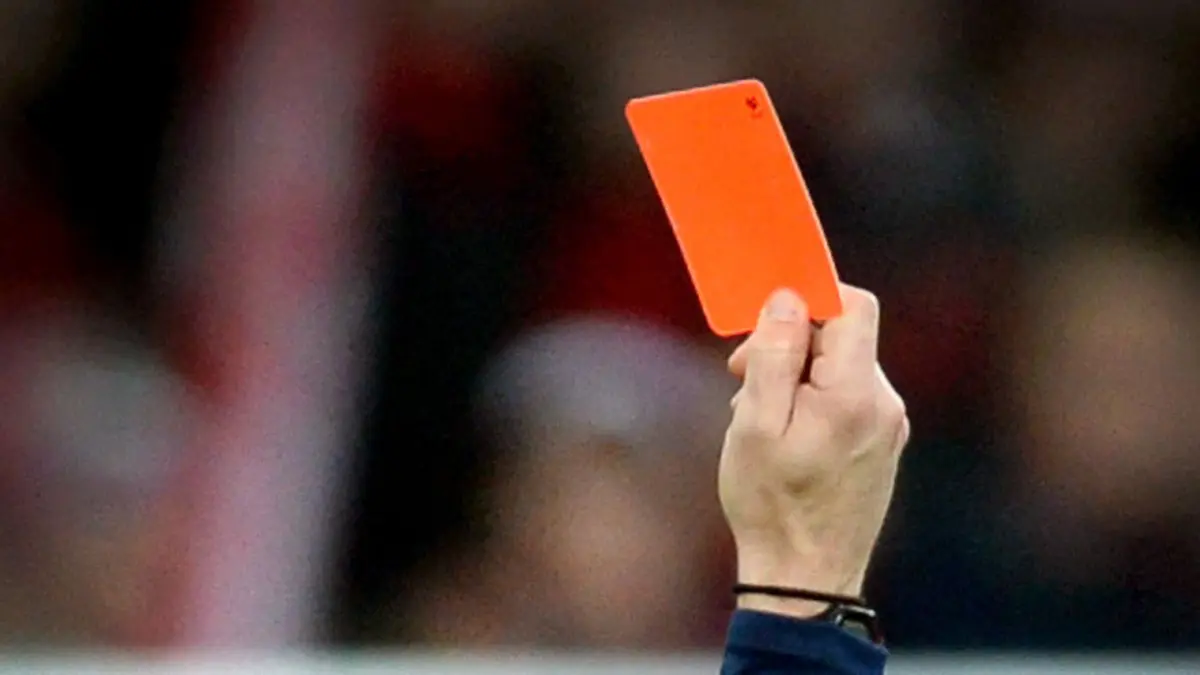 ARCHIV - 21.02.2015, Baden-Württemberg, Freiburg: ILLUSTRATION - Ein Schiedsrichter zeigt einem Fußballspieler die rote Karte. (zu dpa: «Gewalt im Amateurfußball Bayerns weiter unter Bundesschnitt») Foto: Patrick Seeger/dpa +++ dpa-Bildfunk +++