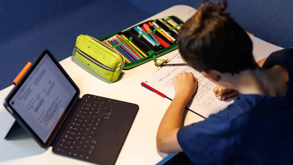Ein Schüler einer fünften Klasse macht Hausaufgaben: ARCHIV - Leistungsdruck: 2025 fühlte sich ein Viertel der Schülerinnen und Schüler in Deutschland psychisch belastet. (zu dpa: «Schulstress bei Kindern: Woran Eltern Belastung erkennen») Foto: Matthias Balk/dpa/dpa-tmn - Honorarfrei nur für Bezieher des dpa-Themendienstes +++ dpa-Themendienst +++