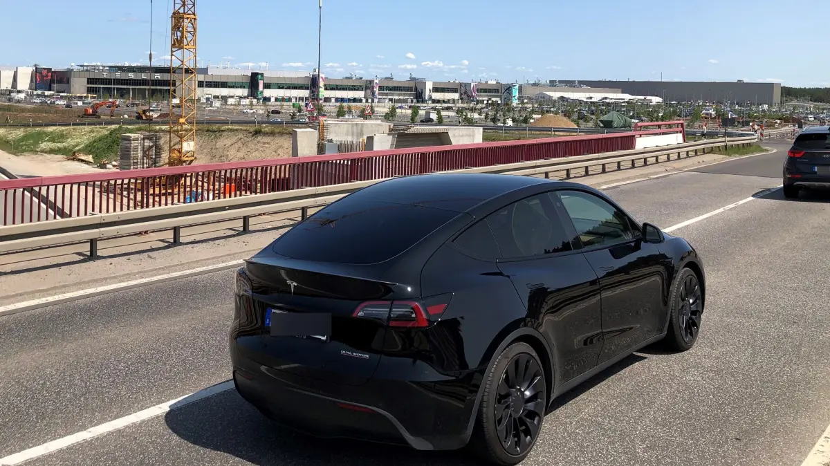 E-Autos in der Minderheit: Ein Tesla auf der L38 vor den Tesla Gigafactory in Grünheide.
