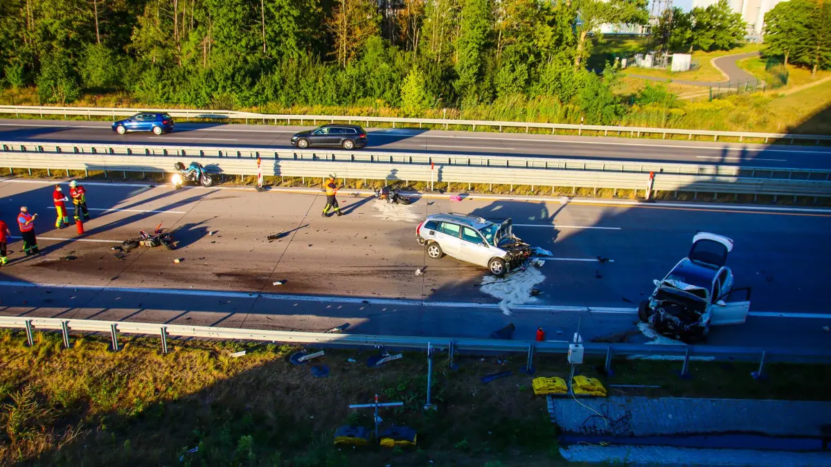 Ein Bild des Schreckens bot sich am 28. August 2022 auf der A10 bei Mühlenbeck den Einsatzkräften. Überall lagen Trümmerteile. Ein Motorradfahrer starb noch an der Unfallstelle, eine weitere Bikerin wurde schwer verletzt. Jetzt (19. März 2026) ist der Verursacher verurteilt worden.