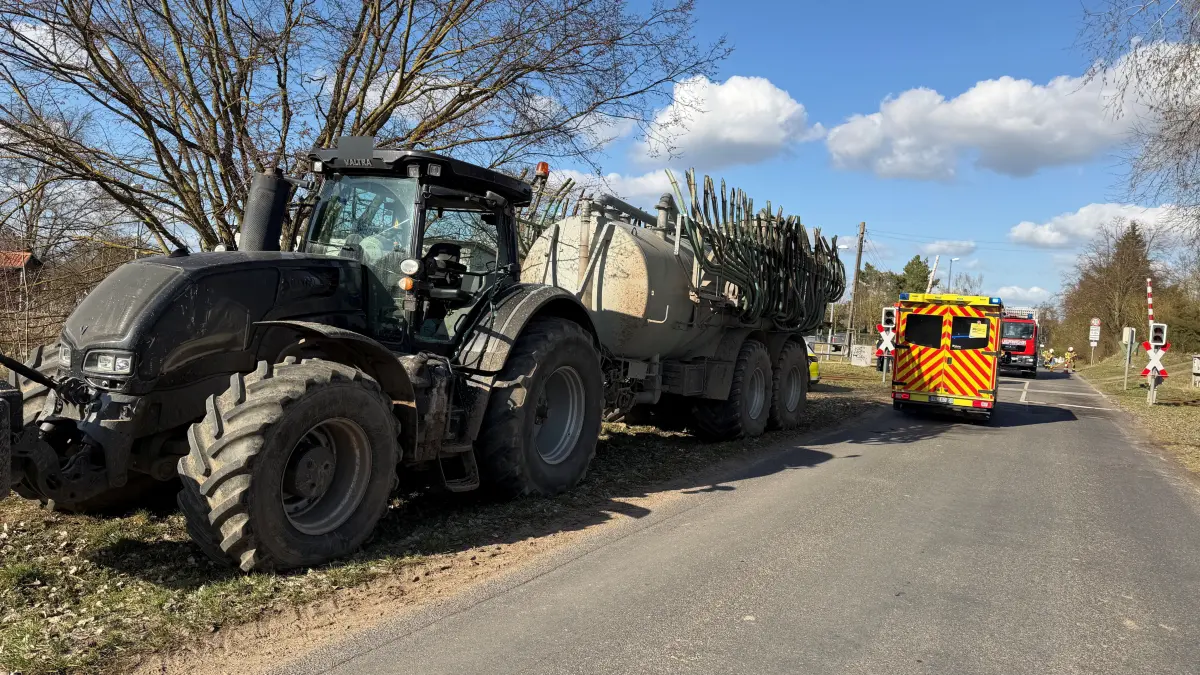 Bei einem Unfall mit einem Traktor-Gespann am Bahnübergang in Obersdorf wurde der Fahrer leicht verletzt.