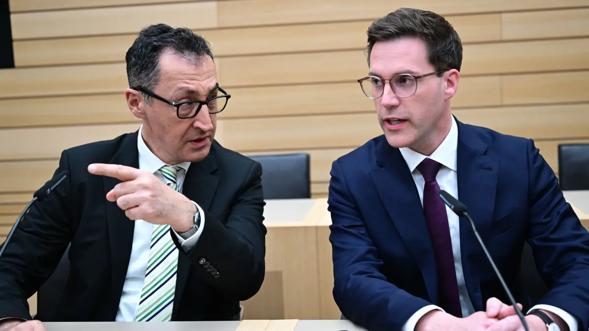 ARCHIV - 08.03.2026, Baden-Württemberg, Stuttgart: Cem Özdemir (Bündnis 90/Die Grünen, l-r), Spitzenkandidat Landtagswahl Baden-Württemberg, und Manuel Hagel (CDU), Spitzenkandidat Landtagswahl Baden-Württemberg, sitzen nach der Wahl im Plenarsaal des Landtags. Am 8. März fand in Baden-Württemberg die Landtagswahl statt. (zu dpa: «Sondierungsgespräche zwischen Grünen und CDU deuten sich an») Foto: Bernd Weißbrod/dpa +++ dpa-Bildfunk +++