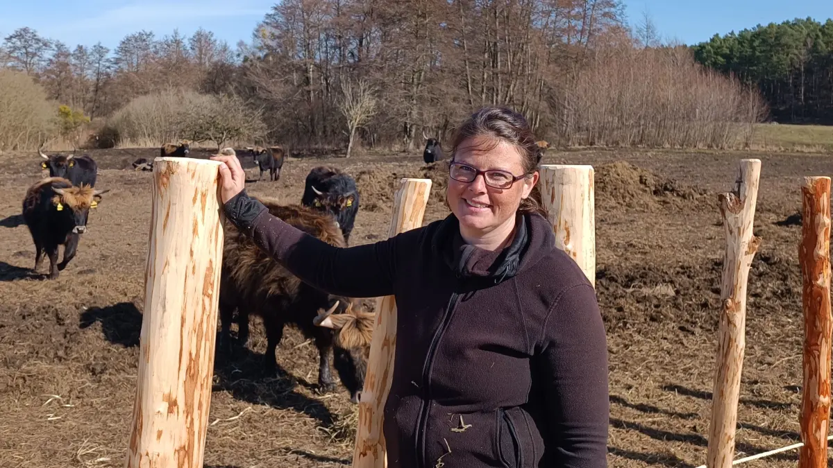 Janina Räde, die Geschäftsführerin der Nabu Naturschutzweiden gGmbH, steht vor der von ihrem Team gebauten Futterraufe für die Heckrinder im Naturschutzgebiet Lange Dammwiesen bei Strausberg.