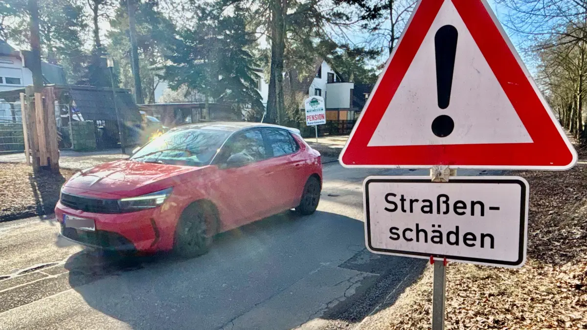 Marode Köpenicker Allee in Waldesruh - die Gemeindeverwaltung in Hoppegarten hat erste Sanierung der Buckelpiste angekündigt.