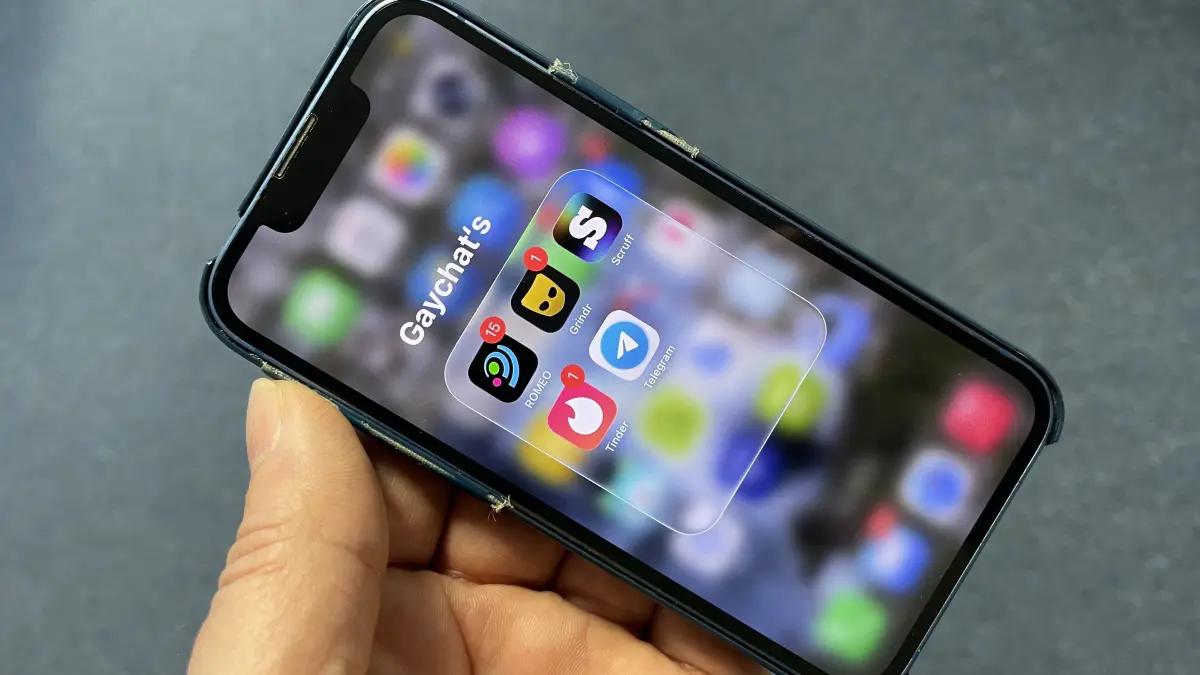 Per Dating-App locken Täter in Brandenburg homosexuelle Männer in Sexfallen. Auch auf dem Handy von Fabian aus Beeskow sind die Apps entsprechender Dating-Portale installiert.