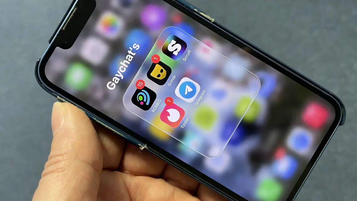 Per Dating-App locken Täter in Brandenburg homosexuelle Männer in Sexfallen. Auch auf dem Handy von Fabian aus Beeskow sind die Apps entsprechender Dating-Portale installiert.