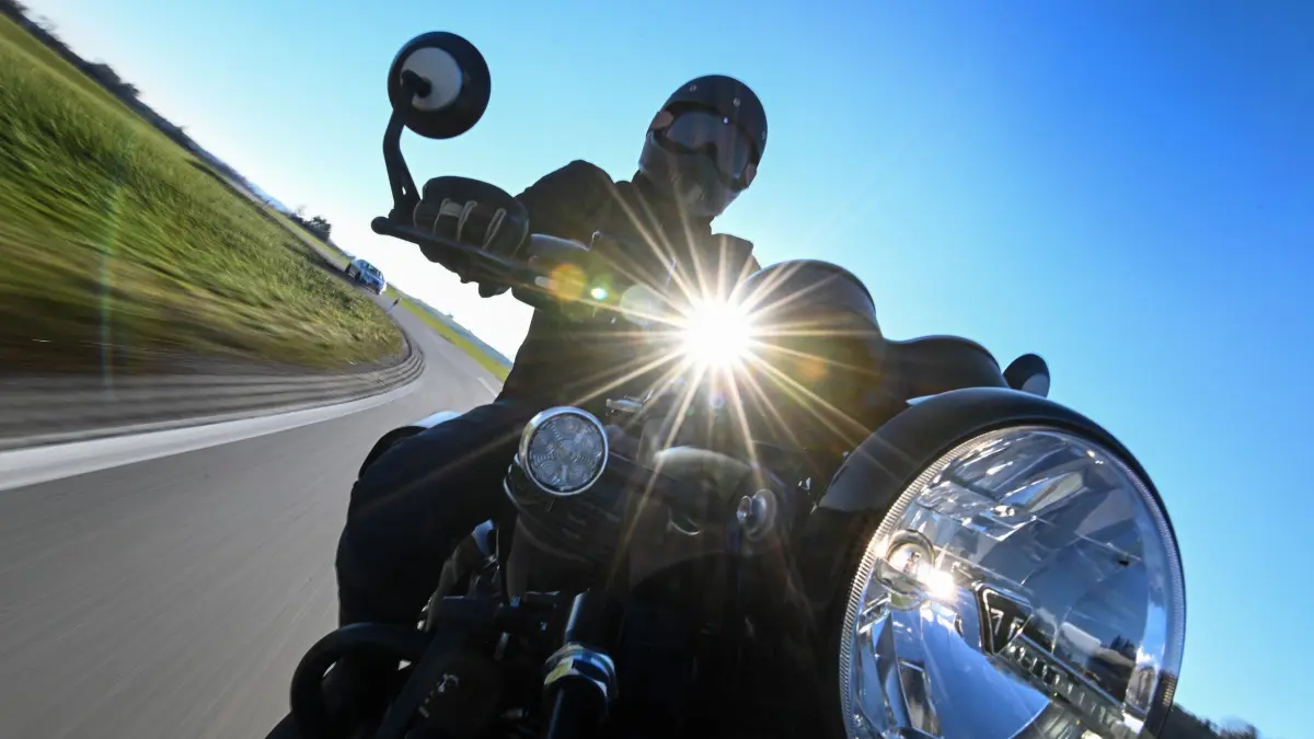 Motorradfahrer fährt eine Landstraße entlang: ARCHIV - Wenn die Motorradsaison beginnt, sollten Autofahrerinnen und -fahrer besonders aufmerksam sein. Oft schätzen sie das Tempo der Biker falsch ein. (zu dpa: «Motorräder zurück auf den Straßen - Aufmerksamkeit gefragt») Foto: Felix Kästle/dpa/dpa-mag - Honorarfrei nur für Bezieher des Dienstes dpa-Magazin +++ dpa-Magazin +++