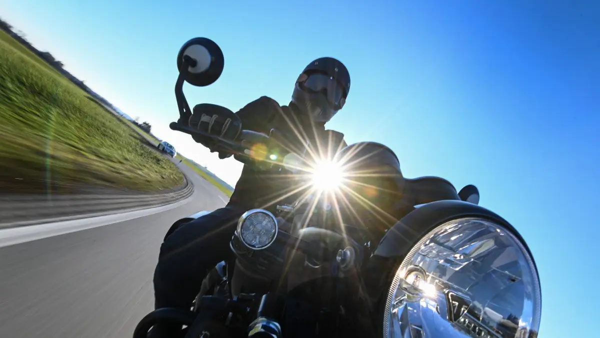 Motorradfahrer fährt eine Landstraße entlang: ARCHIV - Wenn die Motorradsaison beginnt, sollten Autofahrerinnen und -fahrer besonders aufmerksam sein. Oft schätzen sie das Tempo der Biker falsch ein. (zu dpa: «Motorräder zurück auf den Straßen - Aufmerksamkeit gefragt») Foto: Felix Kästle/dpa/dpa-mag - Honorarfrei nur für Bezieher des Dienstes dpa-Magazin +++ dpa-Magazin +++