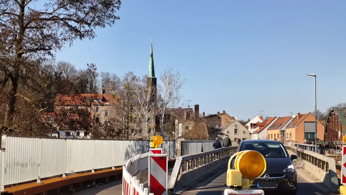 Zwei Baustellen auf einem Bild. Im Vordergrund die Dauerbaustelle an der Brücke. Doch auch im Stadtzentrum selbst wird gebaut.