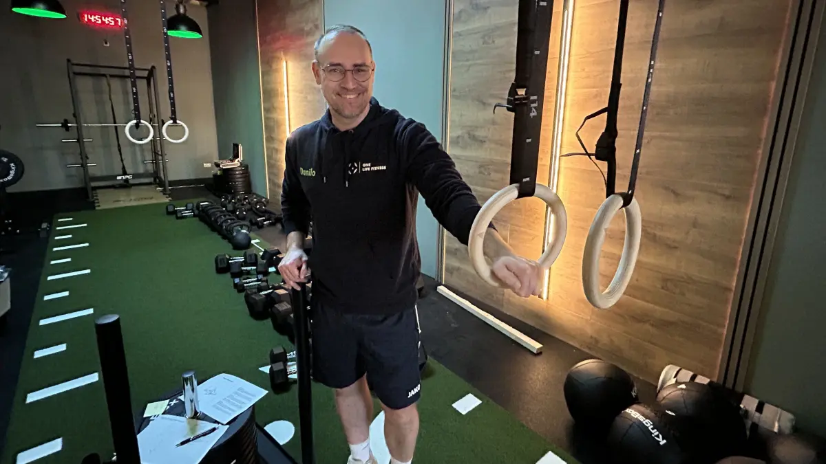 Das Fitnessstudio One Life Fitness in Neuruppin hat angebaut und einen Extrabereich für den Trend-Sport Hyrox geschaffen. Studioleiter Danilo Frank erklärt, wie Hyrox funktioniert.