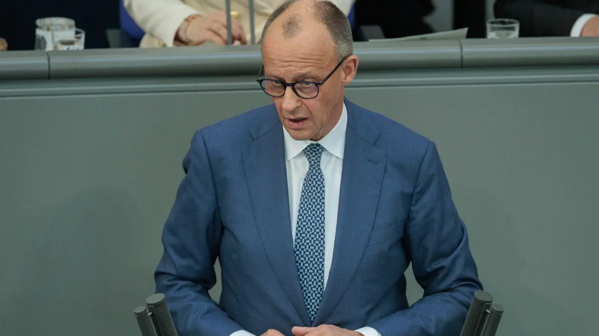 Bundestag: 18.03.2026, Berlin: Bundeskanzler Friedrich Merz (CDU) gibt im Plenum des Deutscher Bundestag eine Regierungserklärung zum bevorstehenden EU-Gipfel ab. Auf der Tagesordnung der 64. Plenarsitzung der 21. Legislaturperiode steht neben der Regierungserklärung des Bundeskanzlers unter anderem eine aktuelle Stunde zum Wettbewerb an der Tankstelle. Foto: Carsten Koall/dpa +++ dpa-Bildfunk +++