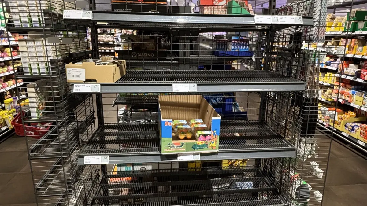 Eier vergriffen: In diesem Markt in Berlin-Neukölln hat es am Dienstag, 17. März, nur noch wenige bunte Eier gegeben.
