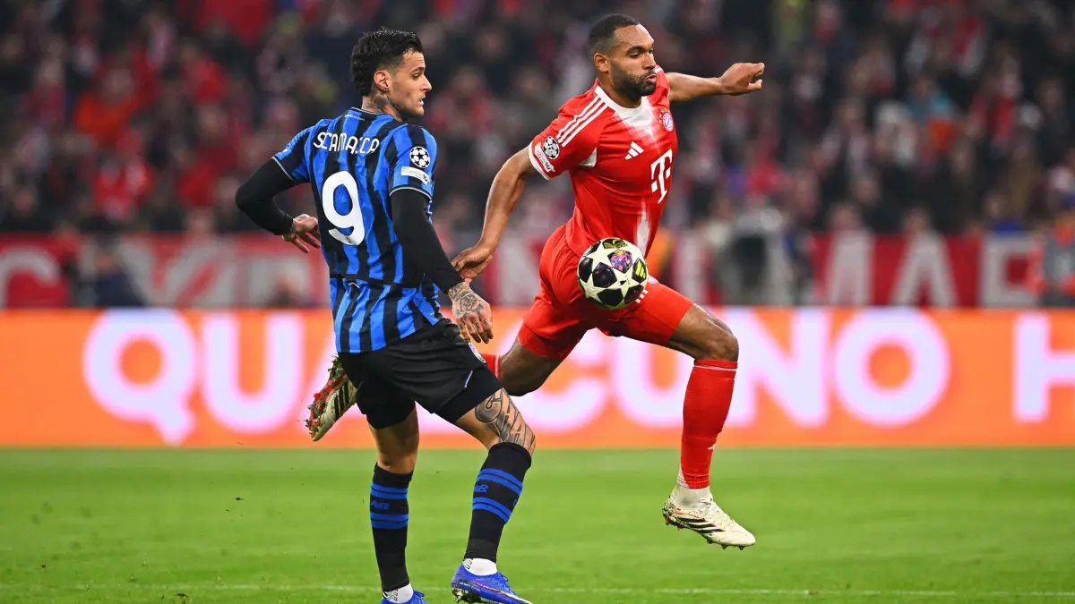Bayern München - Atalanta Bergamo: 18.03.2026, Bayern, München: Fußball, Männer: Champions League, Bayern München - Atalanta Bergamo, K.o.-Runde, Achtelfinale, Rückspiele, Allianz Arena. Gianluca Scamacca (Atalanta Bergamo) und Jonathan Tah (Bayern München) kämpfen um den Ball Foto: Tom Weller/dpa +++ dpa-Bildfunk +++