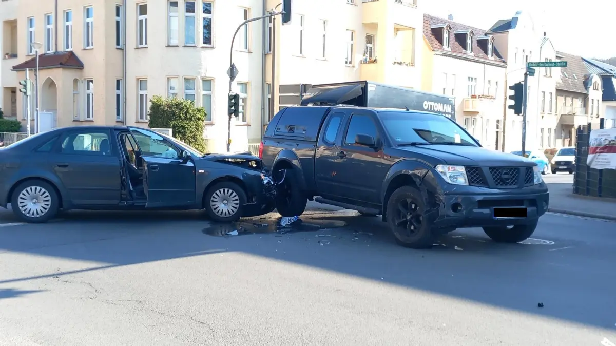Erneuter Unfall an gefährlicher Kreuzung in Eberswalde: Für etwa eine Stunde war die Rudolf-Breitscheidt-Straße in Richtung Krankenhaus aufgrund von Bergungsarbeiten gesperrt.