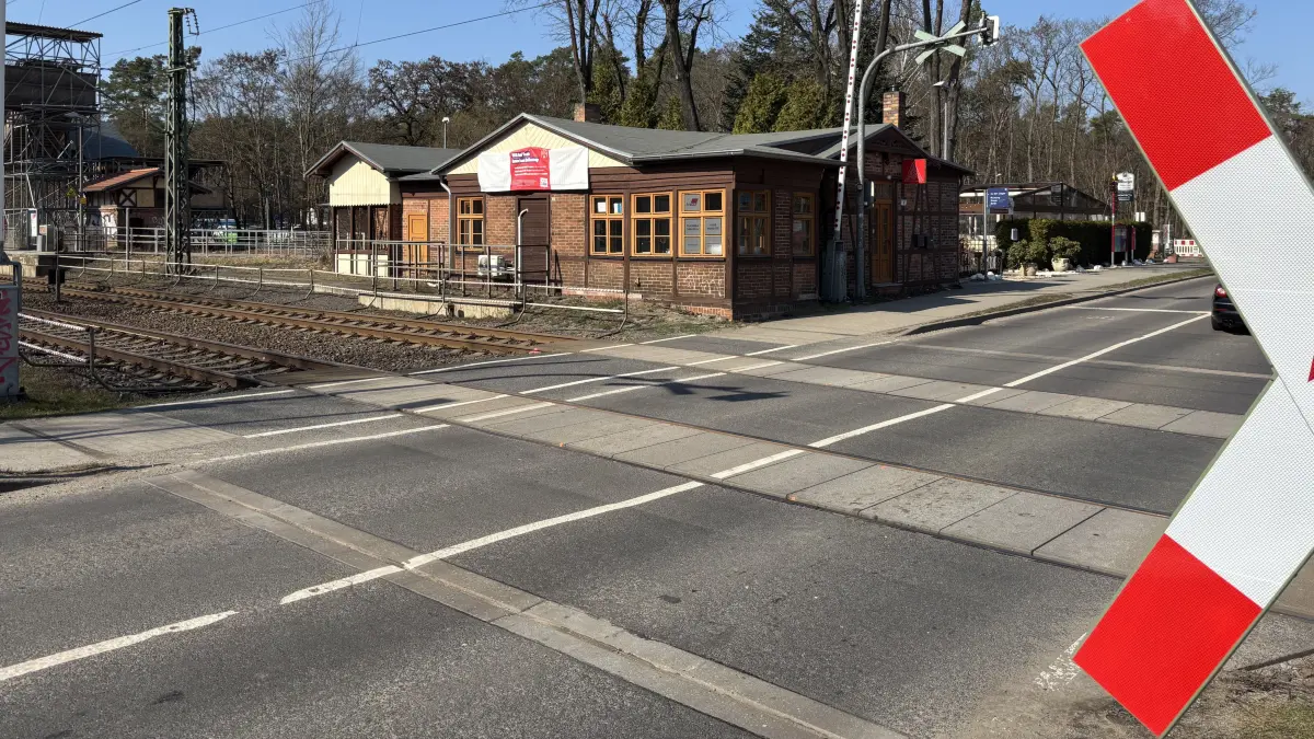 Das historische Bahnhofshäuschen am alten Bahnhof Fangschleuse muss dem Neubau weichen, wird aber nicht verschwinden. Die Pläne für das Fachwerkhaus sind ungewöhnlich.