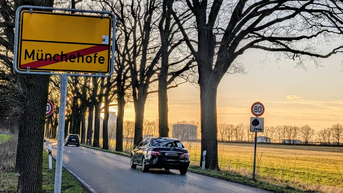 Zwischen Ortsausgang Münchehofe und dem Klärwerk der Berliner Wasserbetriebe soll laut Planung eine Agri-PV-Anlage auf dem Feld entstehen.