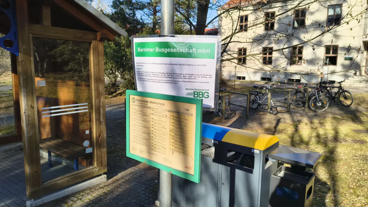 Aushang der Barnimer Busgesellschaft an der Haltestelle Waldcampus Anfang März 2026. Die Sperrung für den Busverkehr hat sich deutlich verlängert.