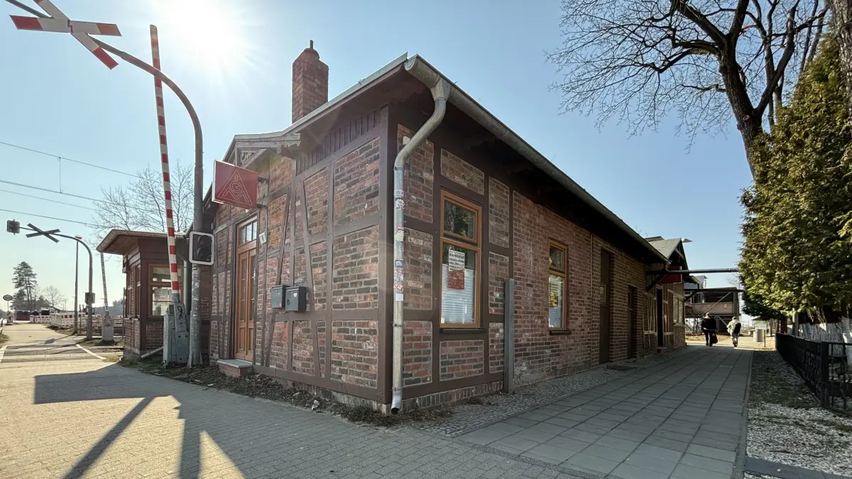 Das historische Bahnhofshäuschen am alten Bahnhof Fangschleuse muss dem Neubau weichen, wird aber nicht verschwinden. Die Pläne für das Fachwerkhaus sind ungewöhnlich.