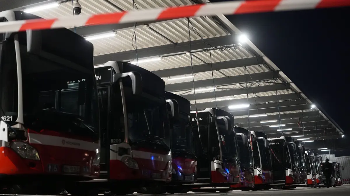 Warnstreik im Nahverkehr - Hamburg: 19.03.2026, Hamburg: Linienbusse der Hamburger Hochbahn AG stehen auf dem Busbetriebshof Langenfelde. Die Gewerkschaft Verdi hat erneut in mehreren Bundesländern zu Warnstreiks im öffentlichen Nahverkehr (ÖPNV) aufgerufen. Foto: Marcus Brandt/dpa +++ dpa-Bildfunk +++