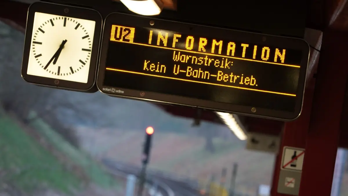 Warnstreik im Nahverkehr - Hamburg: 19.03.2026, Hamburg: Blick auf einen leeren Bahnsteig im U-Bahnhof Hagenbecks Tierpark. Die Gewerkschaft Verdi hat erneut in mehreren Bundesländern zu Warnstreiks im öffentlichen Nahverkehr (ÖPNV) aufgerufen. Foto: Marcus Brandt/dpa +++ dpa-Bildfunk +++