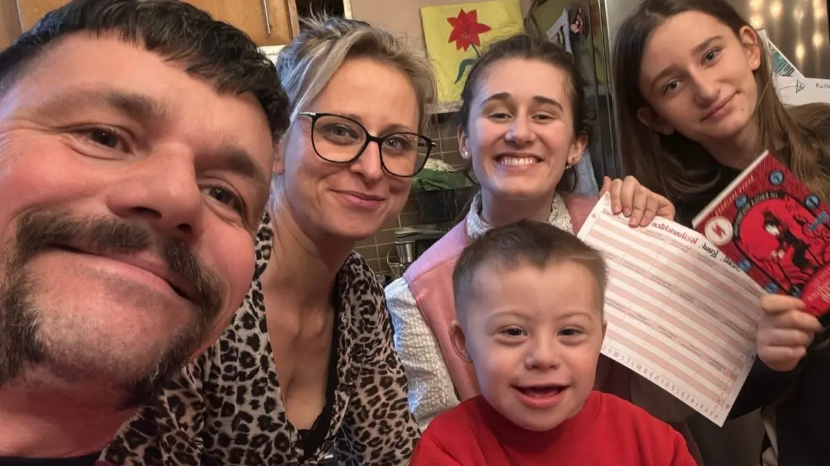 Familie Milde, zwei große Töchter und ein Sohn mit Down Syndrom
