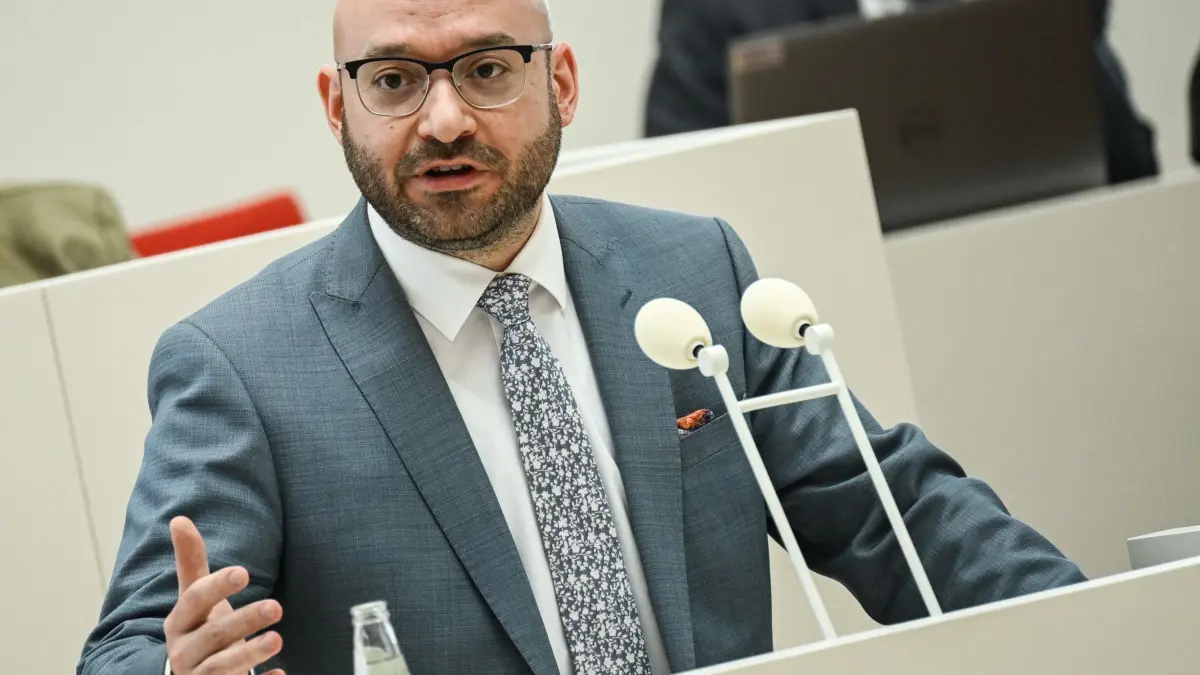 Sitzung Landtag Brandenburg: 19.03.2026, Brandenburg, Potsdam: René Wilke (SPD), Brandenburgs Minister für Arbeit, Soziales, Gesundheit und gesellschaftlichen Zusammenhalt (SPD), beantwortet die Fragen der Abgeordneten bei der 31. Sitzung des Landtages Brandenburg. Foto: Britta Pedersen/dpa +++ dpa-Bildfunk +++
