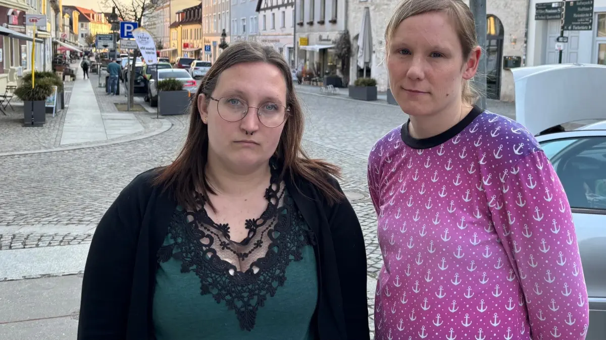 Antonia Kloppe (links im Bild) und Tanja Mütze aus Strausberg kämpfen gegen die geplante Kita-Schließung, hinterfragen die Kommunikation der Stadt und fürchten eine Verschlechterung der Betreuungsqualität für ihre Kinder.