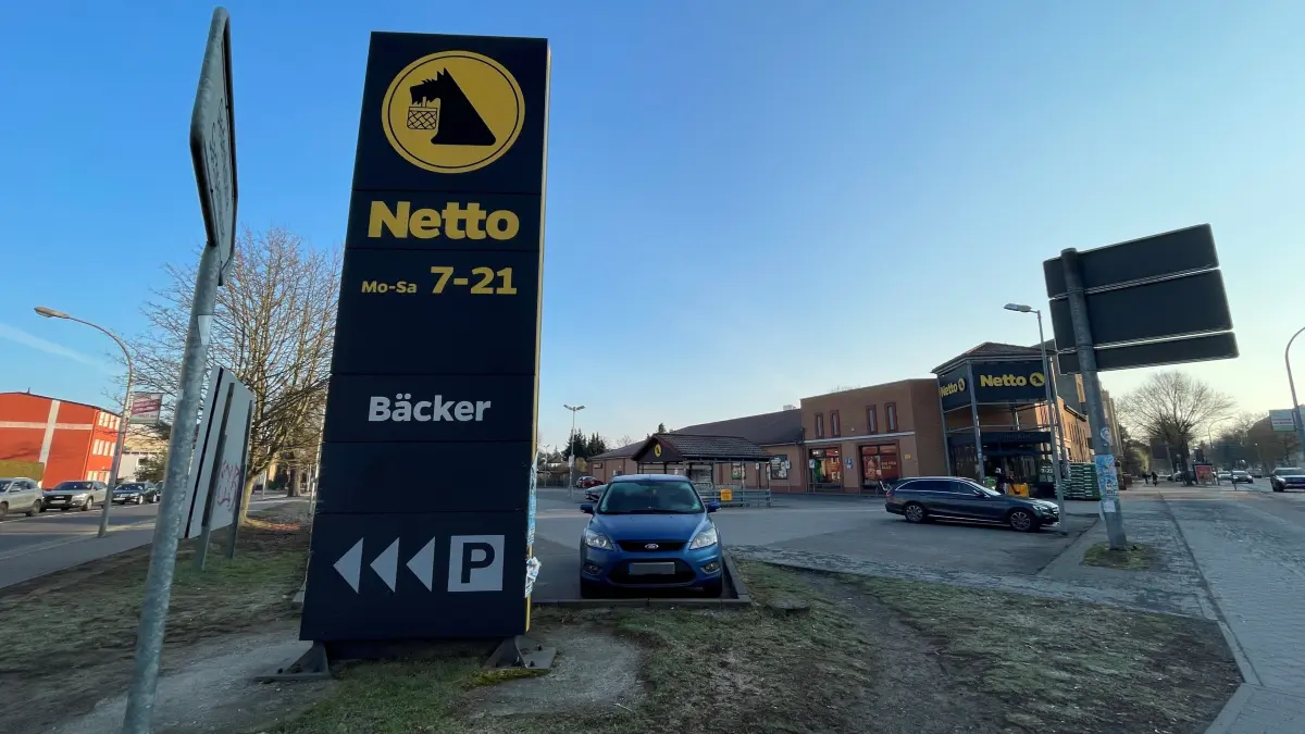 Parken in Oranienburg wird teuer, Netto engagiert private Parkraumbewirtschaftung EPM Eastrella GmbH, die erfasst Kennzeichen Autos per Video Videoüberwachung und kassiert auch außerhalb der Öffnungszeiten und an Feiertagen Sonntag ab
