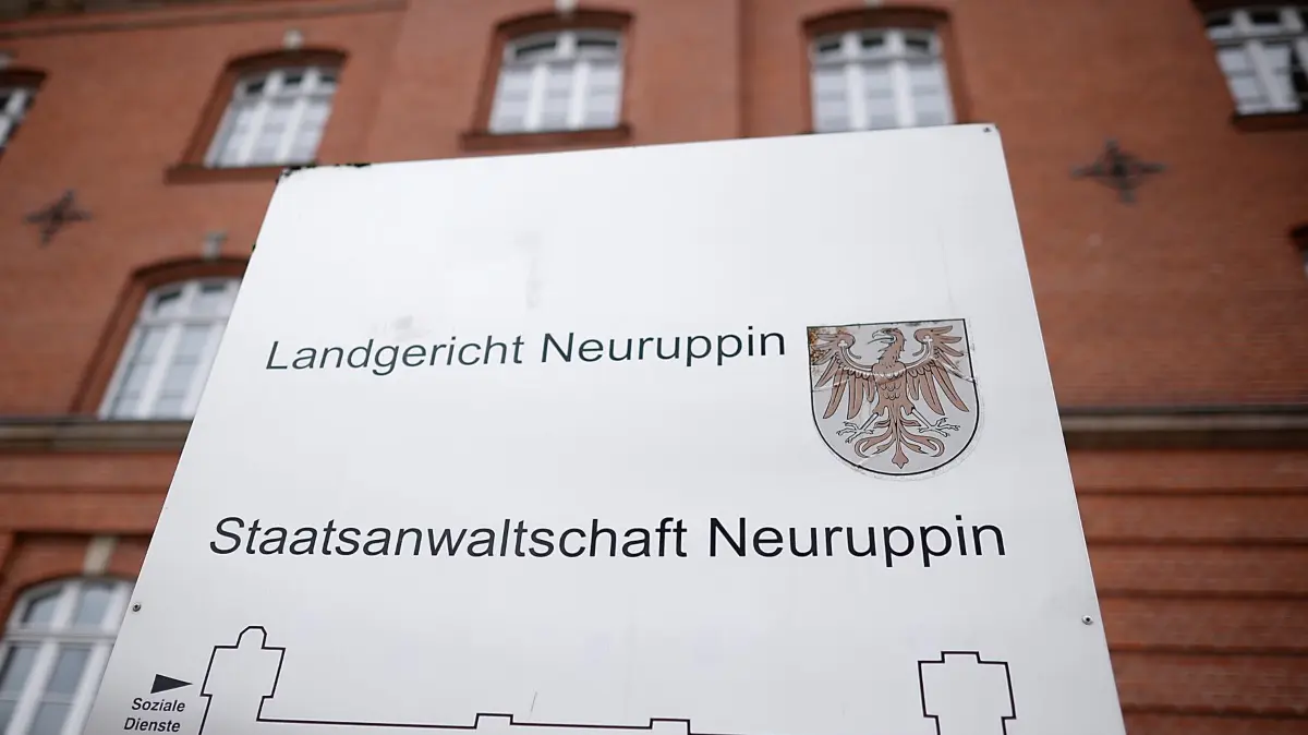 Staatsanwaltschaft Neuruppin: ARCHIV - 08.12.2023, Brandenburg, Neuruppin: Ein Schild neben dem Eingang weist auf das auf den Sitz der Staatsanwaltschaft am Landgericht Neuruppin hin. (zu dpa: «Tödlicher Raser-Unfall - Mehr als viereinhalb Jahre Haft») Foto: Carsten Koall/dpa +++ dpa-Bildfunk +++