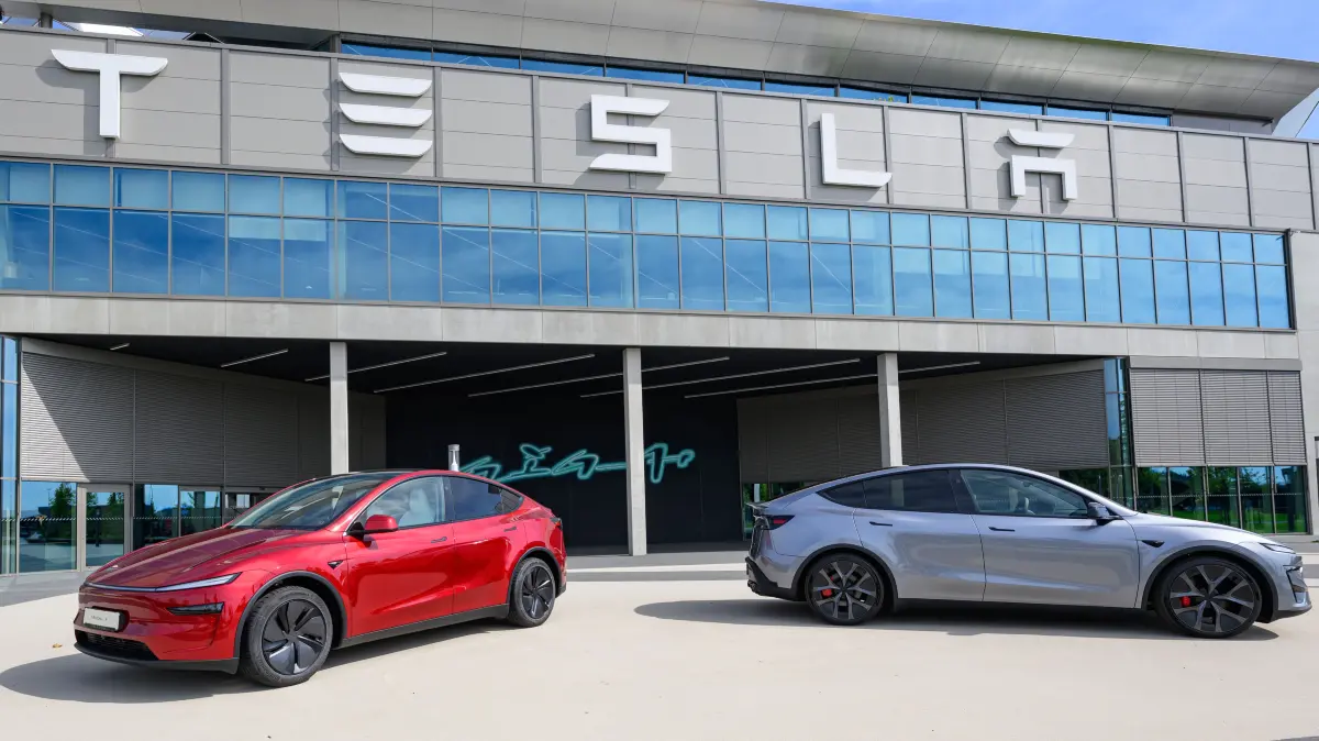 Zwei Elektrofahrzeuge vom Typ Model Y stehen vor dem Werk der Tesla-Gigafactory Berlin-Brandenburg. Das Werk des US-Elektroautobauers Tesla in Grünheide hat am selben Tag die EMAS-Urkunde der EU-Umweltzertifizierung erhalten. EMAS ist ein freiwilliges Umweltmanagementsystem der Europäischen Union. +++ dpa-Bildfunk +++