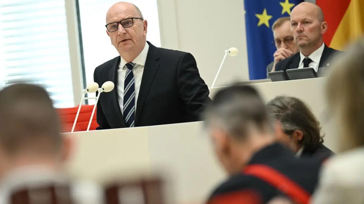 Sitzung Landtag Brandenburg: 19.03.2026, Brandenburg, Potsdam: Dietmar Woidke (M, SPD), Ministerpräsident von Brandenburg, hält eine Regierungserklärung bei der 31. Sitzung des Landtages Brandenburg. Foto: Britta Pedersen/dpa +++ dpa-Bildfunk +++