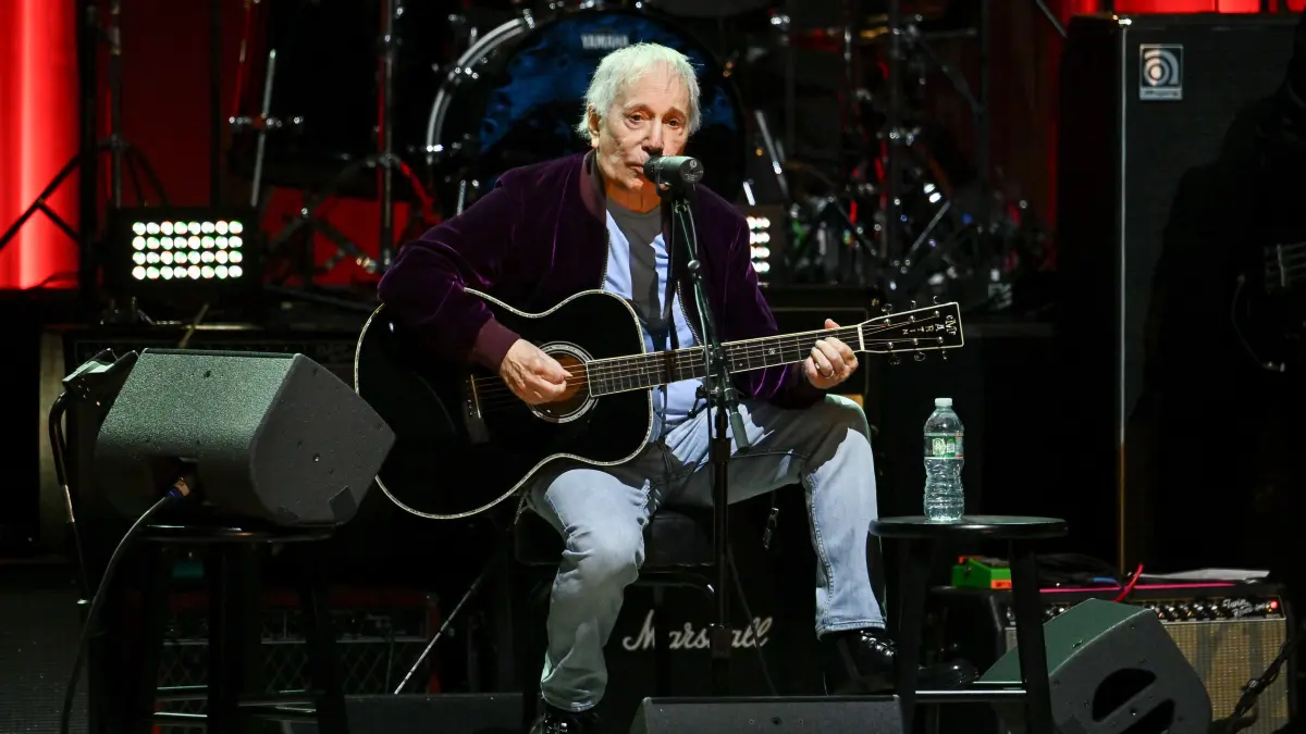 Paul Simon (hier im März 2026 bei einem Konzert in New York City) kommt für zwei Auftritte in die Uber Eats Music Hall nach Berlin.