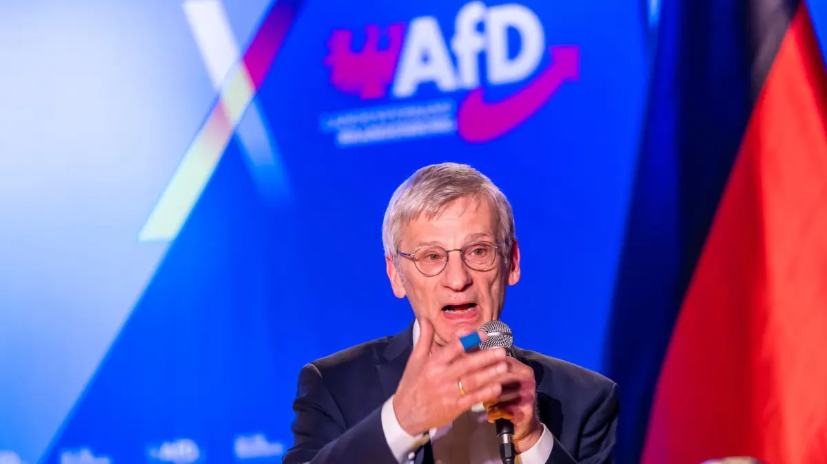 AfD-Wahlkampf zur Landratswahl Spree-Neiße: 19.03.2026, Brandenburg, Groß Kölzig: Hans-Christoph Berndt, Vorsitzender der AfD-Landtagsfraktion Brandenburg, nimmt an einer Wahlkampfveranstaltung der AfD zur Wahl des Landrates im Spree-Neiße-Kreis teil. Die Stichwahl zwischen dem Kandidaten der CDU und der Kandidatin der AfD findet am 22.03.2026 statt. Foto: Frank Hammerschmidt/dpa +++ dpa-Bildfunk +++