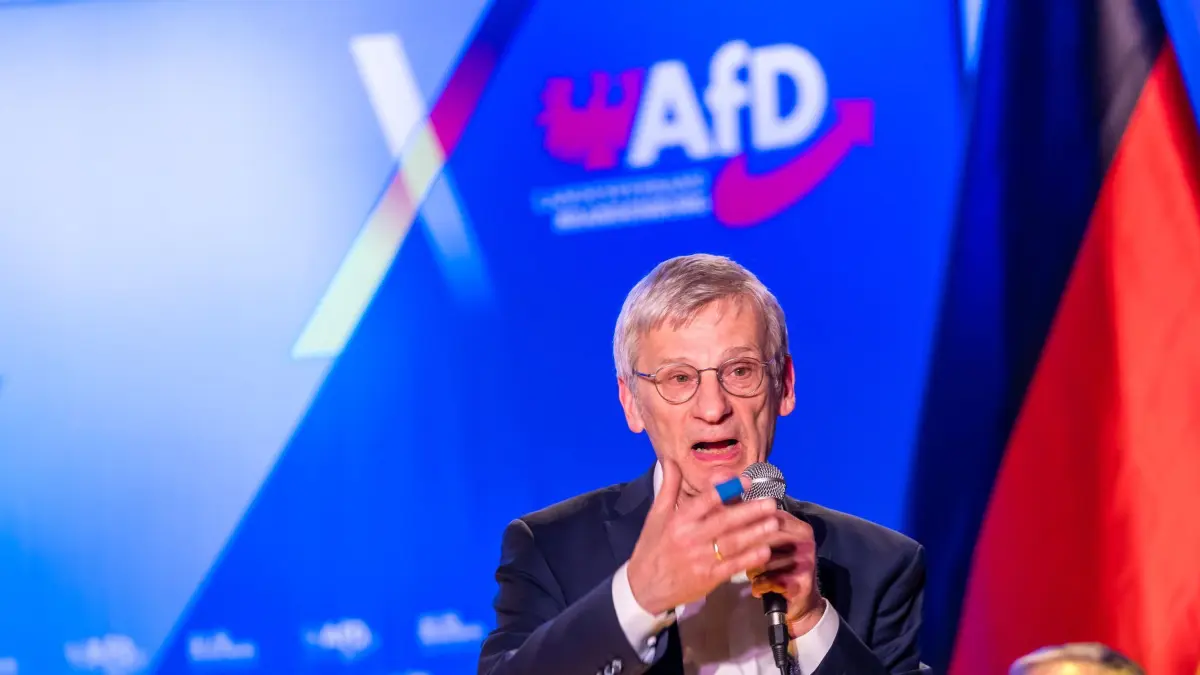 AfD-Wahlkampf zur Landratswahl Spree-Neiße: 19.03.2026, Brandenburg, Groß Kölzig: Hans-Christoph Berndt, Vorsitzender der AfD-Landtagsfraktion Brandenburg, nimmt an einer Wahlkampfveranstaltung der AfD zur Wahl des Landrates im Spree-Neiße-Kreis teil. Die Stichwahl zwischen dem Kandidaten der CDU und der Kandidatin der AfD findet am 22.03.2026 statt. Foto: Frank Hammerschmidt/dpa +++ dpa-Bildfunk +++