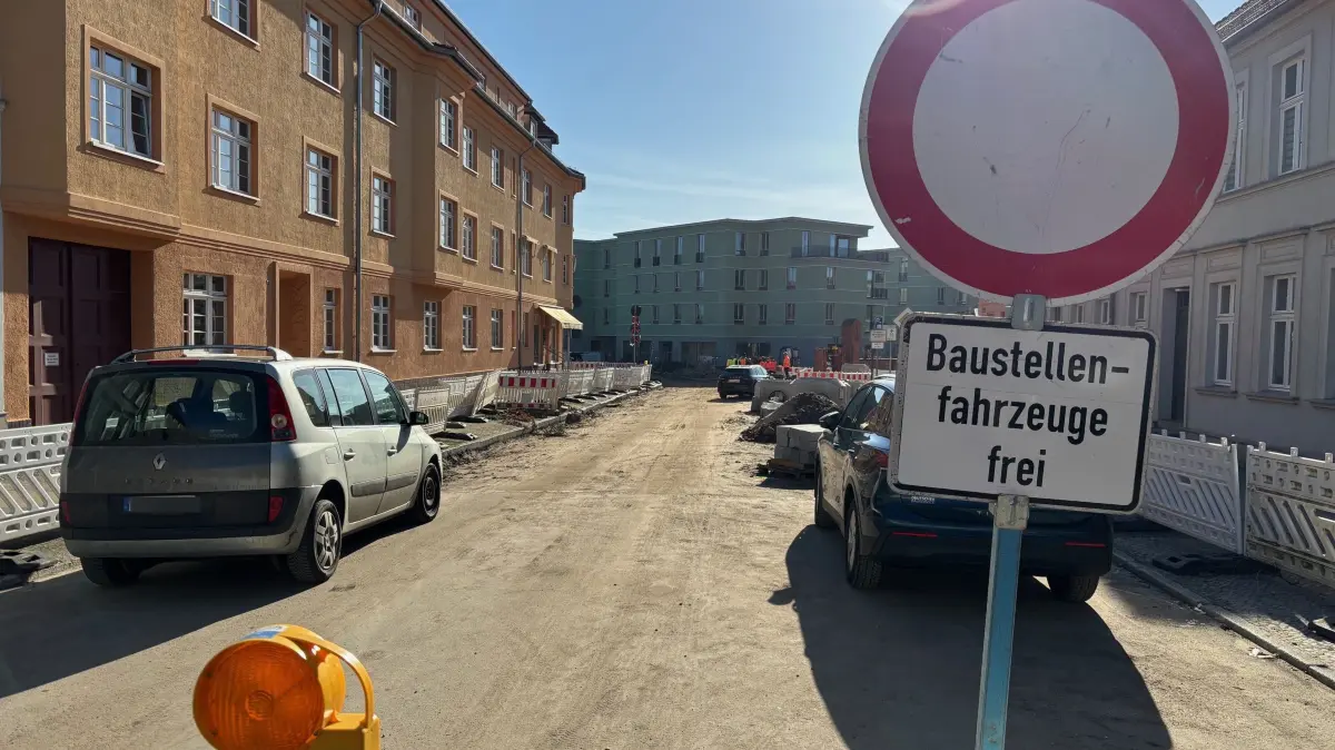 Nichts geht derzeit über die Steinstraße in Neuruppin. Dieser Teil der L 167 wird aufwändig saniert.