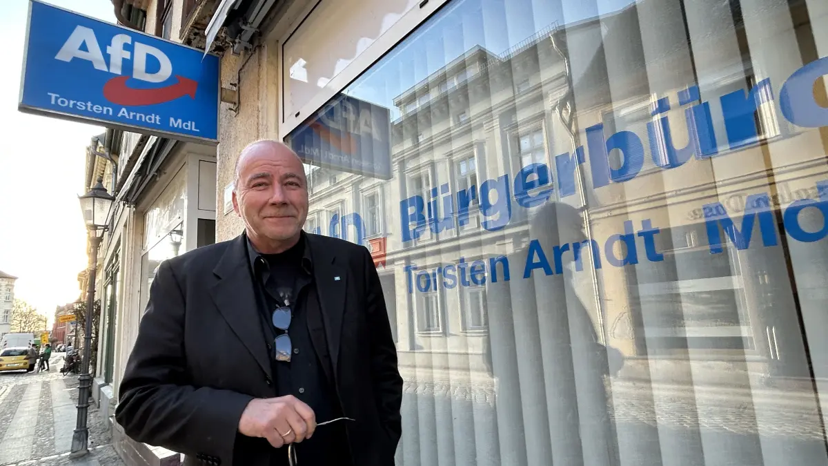 Torsten Arndt sitzt seit 2024 für die AfD im Potsdamer Landtag. Jetzt tritt er für die Landratswahl in Ostprignitz-Ruppin 2026 an. Arndts Wahl gingen Spekulationen um eine mögliche Kandidatur von Rheinsbergs Bürgermeister Schwochow voraus.