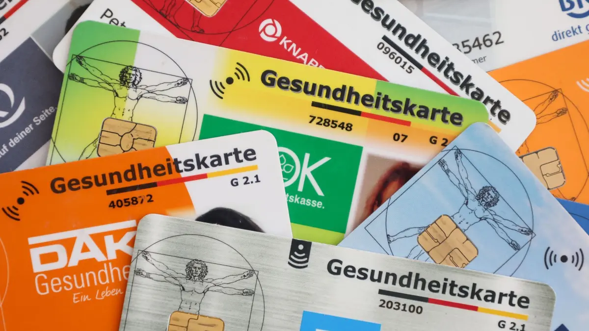 Gesundheitskarten: HANDOUT - 02.10.2025, Berlin: Eine Auswahl an Gesundheitskarten gesetzlicher Krankenkassen in Deutschland. (zu dpa: «Hausärzte fordern Krankenkassen zum Sparen auf») Foto: ---/GKV-Spitzenverband/dpa +++ dpa-Bildfunk +++