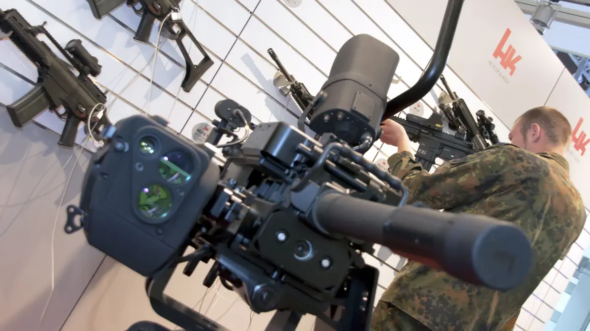 Waffen des Rüstungskonzerns Heckler & Koch bei einer Ausstellung. Deutsche Waffenhersteller befinden sich überwiegend in Westdeutschland. Eine Umfrage zeigt, wie Brandenburgerinnen und Brandenburger zum Thema Ansiedelungen von Verteidigungsindustrie in der Mark blicken. (Symbolbild)