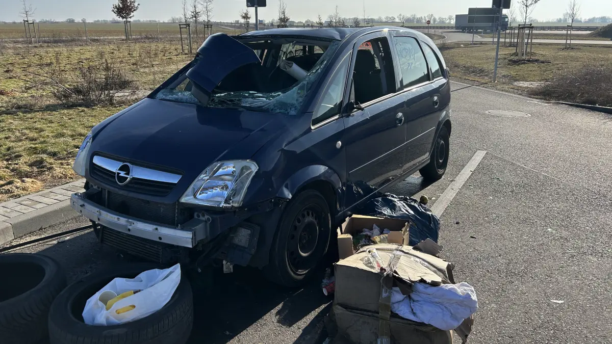 Eine Autoleiche steht seit Wochen auf dem Rastplatz "Ruppiner See" bei Neuruppin an der A24. Das Fahrzeugwrack ist inzwischen zu einer Müllhalde verkommen. Bisher hat es niemand entsorgt.