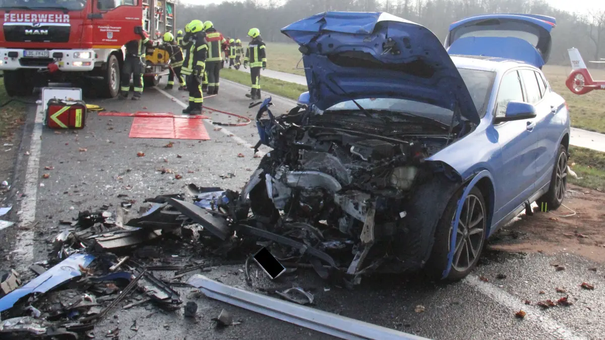 Ein Mercedes und ein BMW sind auf der B246 zwischen Mittenwalde und Telz zusammengekracht. Beide Fahrzeugführer mussten ins Krankenhaus gebracht werden.