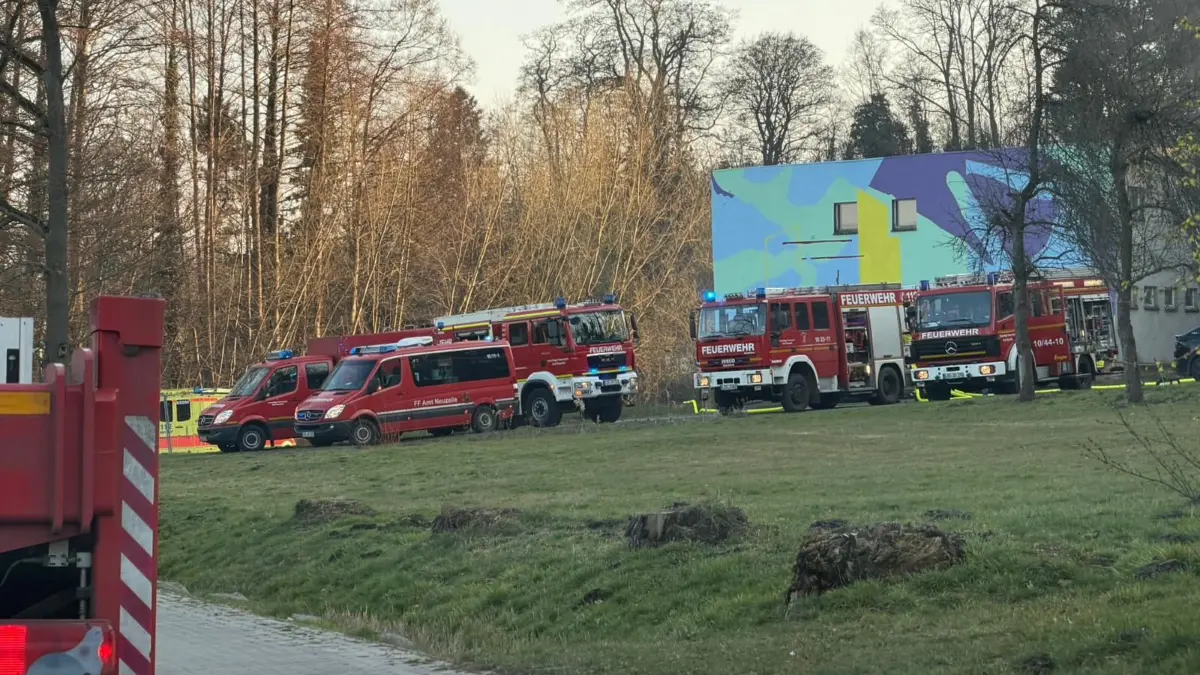 Großaufgebot der Feuerwehr am Schützenhaus in Neuzelle. Auch Rettungswagen kamen noch