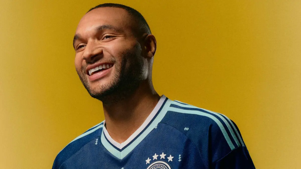 adidas präsentiert das neue DFB-Auswärtstrikot: HANDOUT - 11.11.2025, ---, --: Das von adidas zur Verfügung gestellte Handout zeigt Fußballnationalspieler Jonathan Tah im neuen Auswärtstrikot der Nationalmannschaft für die
FIFA Fußball-Weltmeisterschaft 2026. Erstmals in den neuen dunkelblauen Trikots spielt die deutsche Nationalmannschaft im Freundschaftsspiel am kommenden Freitag in Basel gegen die Schweiz. Foto: adidas/dpa - ACHTUNG: Nur zur redaktionellen Verwendung im Zusammenhang mit der aktuellen Berichterstattung und nur mit vollständiger Nennung des vorstehenden Credits +++ dpa-Bildfunk +++