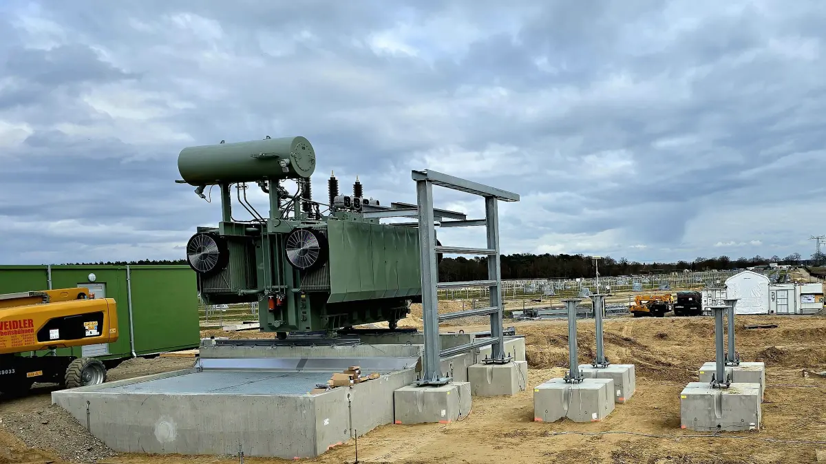 Deutschlands größte Agri-PV-Anlage entsteht am Flughafen BER. Dort wird Solar-Strom hergestellt und gleichzeitig Ackerbau betrieben.