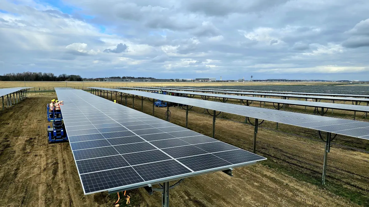 Deutschlands größte Agri-PV-Anlage entsteht am Flughafen BER. Dort wird Solar-Strom hergestellt und gleichzeitig Ackerbau betrieben.