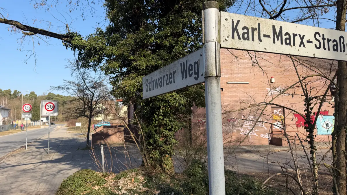 Trotz Tempo-30-Zone, Gewichtsbeschränkung und aufgestellter Barrieren nutzen viele Pendler Siedlungsstraßen, wie den Schwarzen Weg, als Abkürzung für die B168. Die Stadt sucht nach Lösungen.